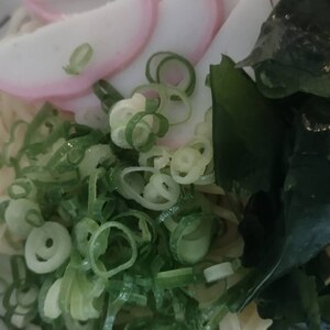 かまぼことねぎとわかめのざるラーメン